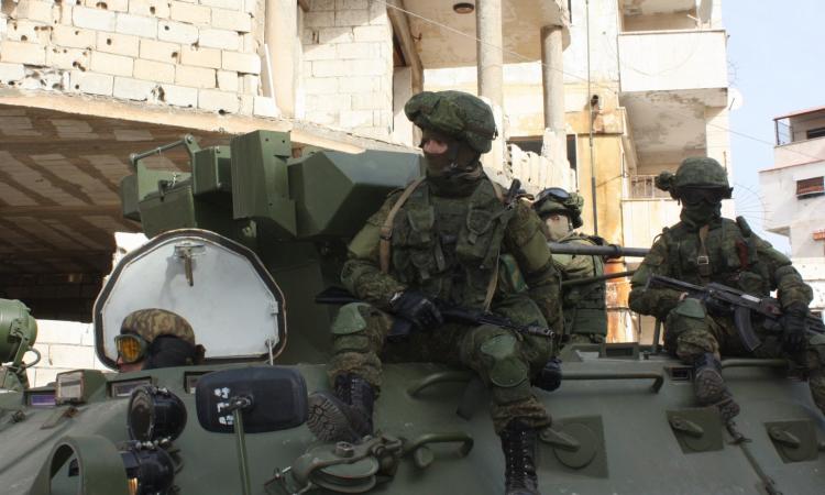 Трое российских военных пострадали при подрыве колонны в Сирии
