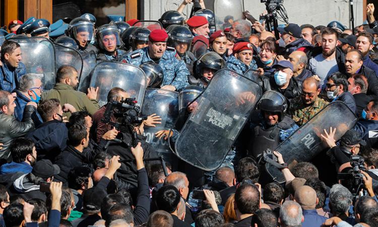 В центре Еревана начались стычки между противниками Пашиняна и полицейскими