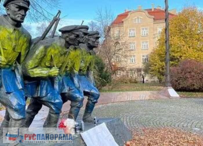 Майданутые идиоты из Украины, покрасили памятник Пилсудскому в Польше в жовто-блакытный